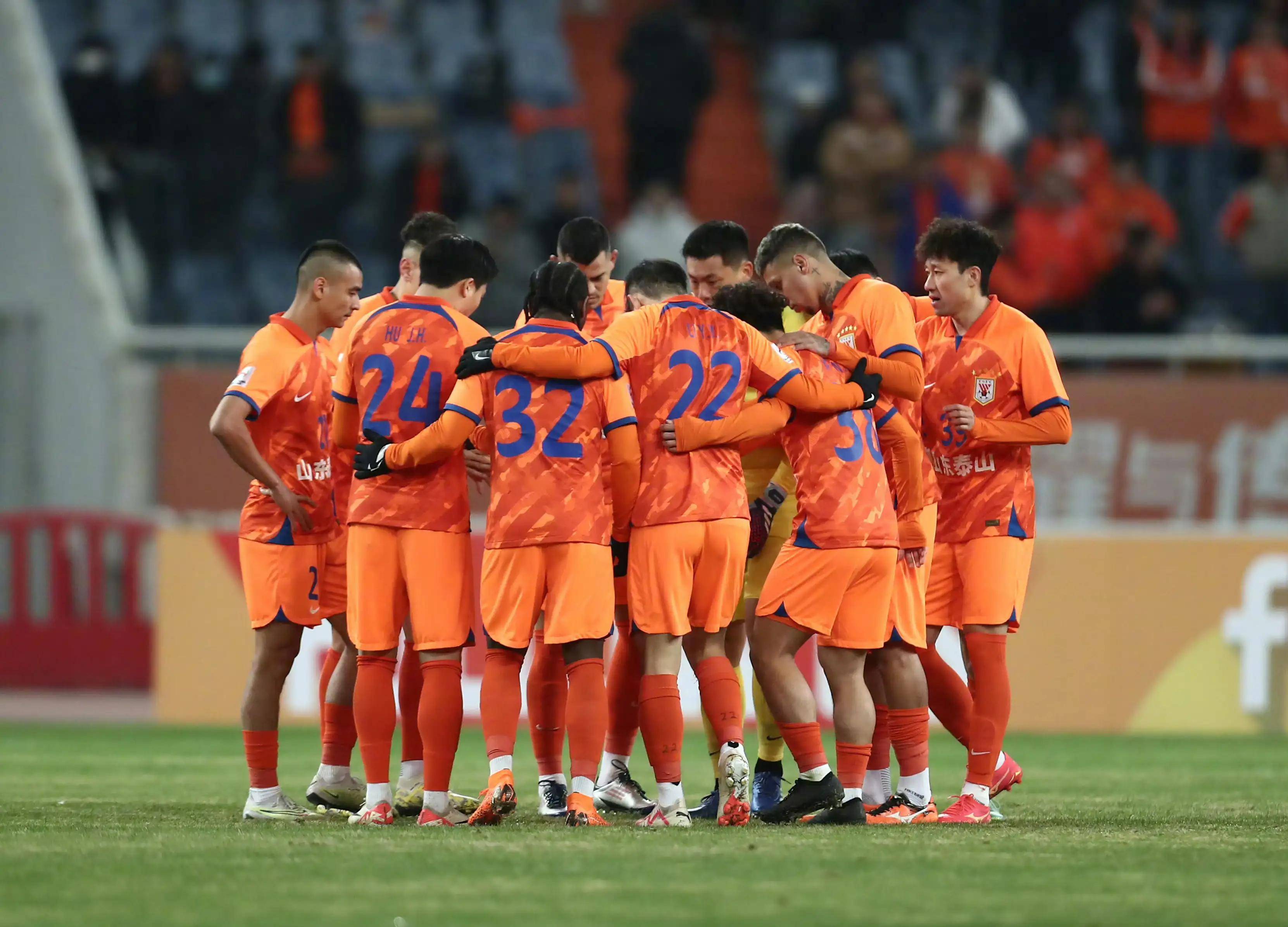 电竞赛事-关于今晨亚冠焦点战,山东泰山临场应变,态度坚定,年轻球员得到机会的信息